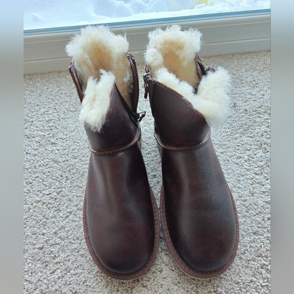 UGG Mini Double Zip Chocolate Leather - Picture 2 of 8